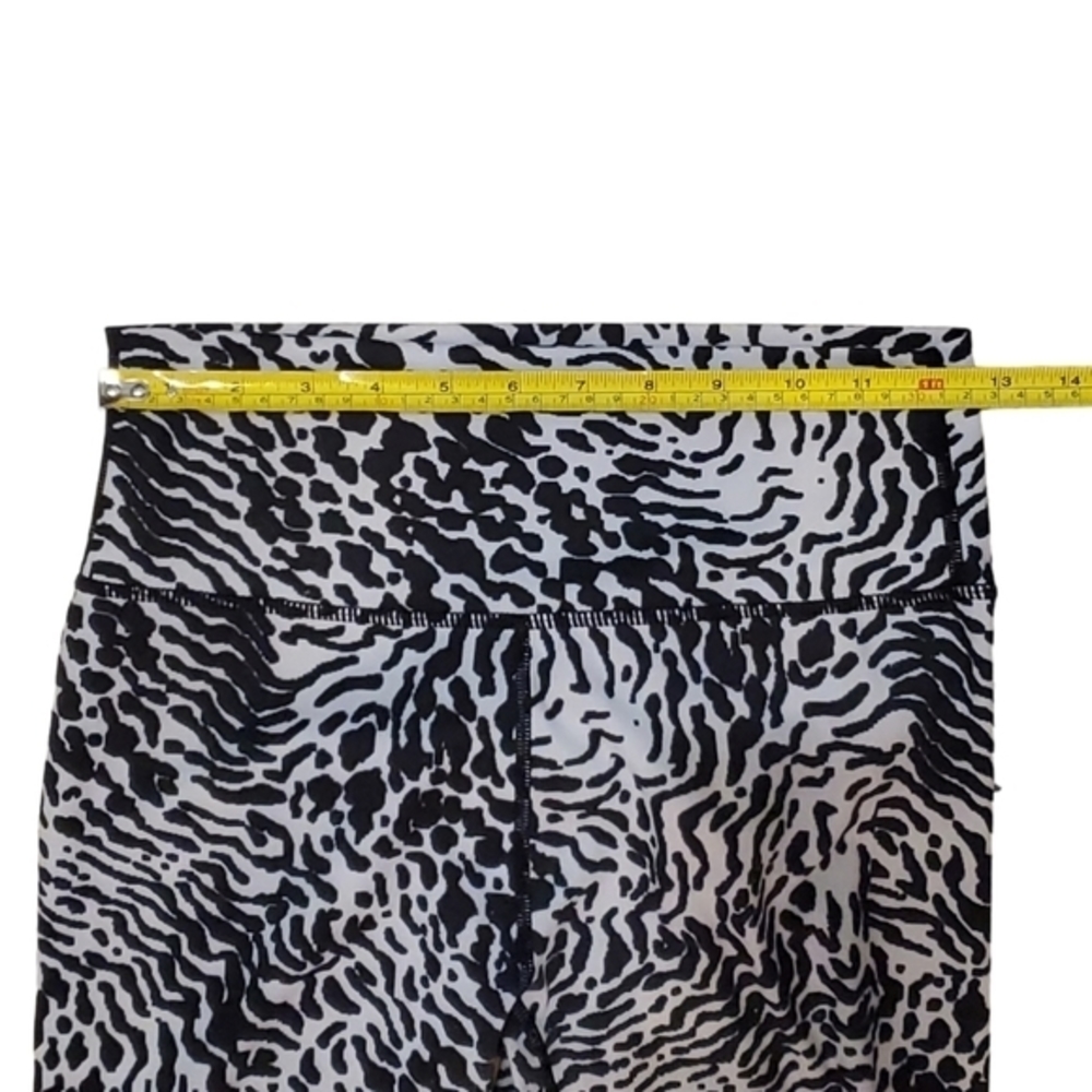TYC Women's White Leopard Scrunch Booty High Rise Leggings Medium - Picture 4 of 6